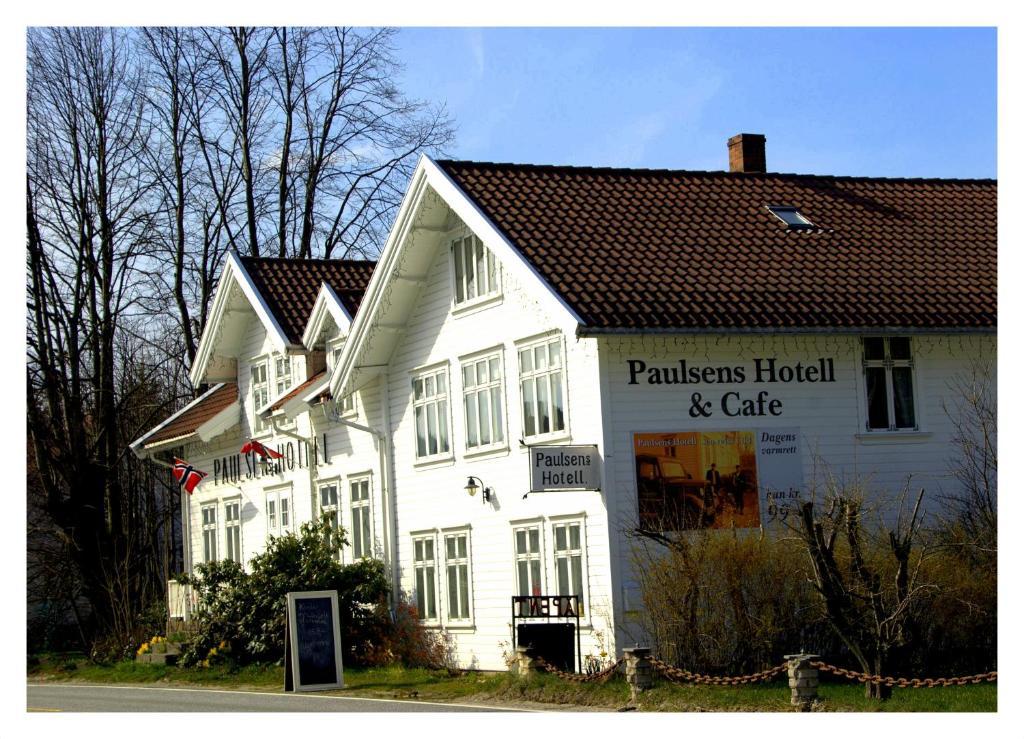 Paulsens Hotel Lyngdal Exteriör bild