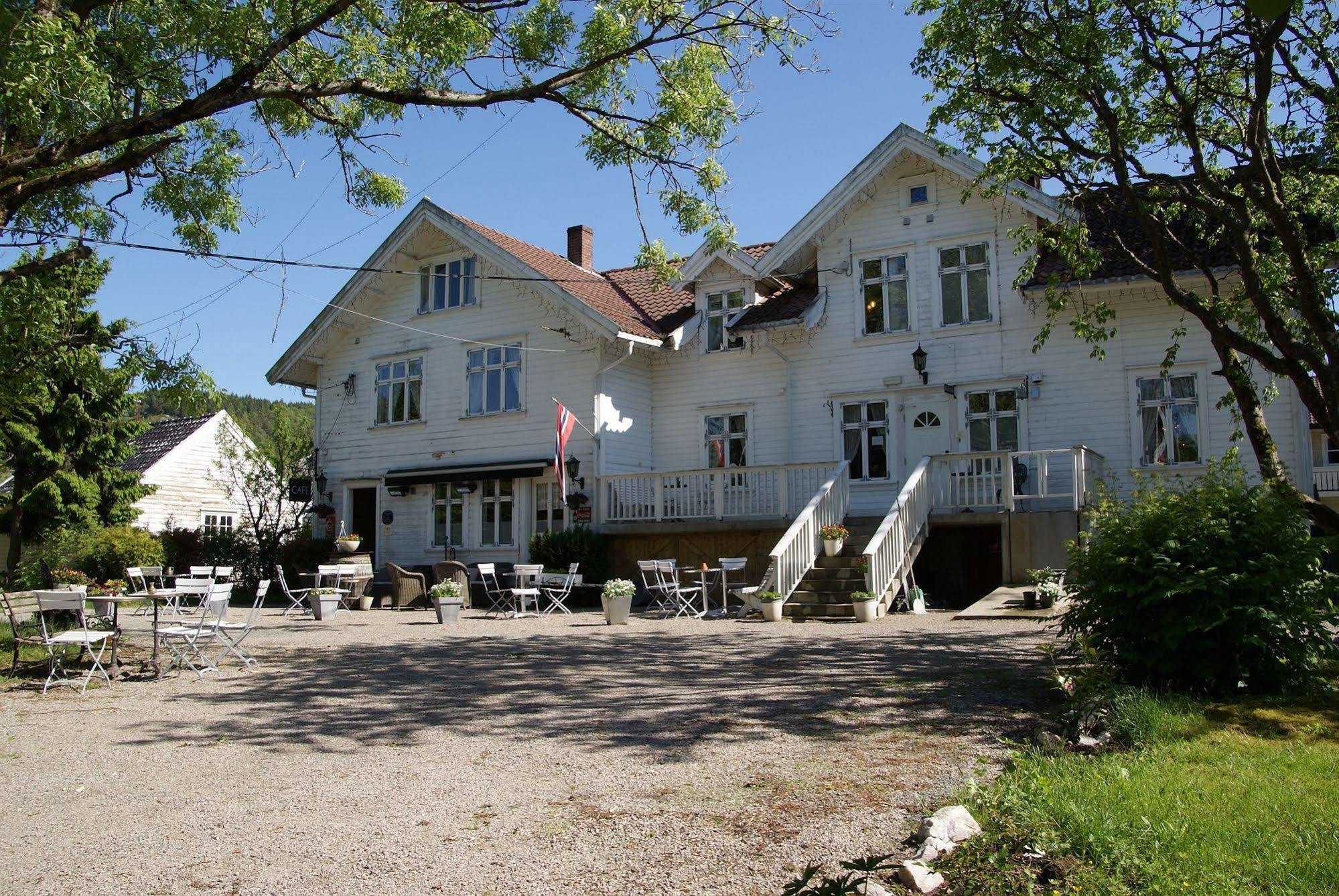 Paulsens Hotel Lyngdal Exteriör bild